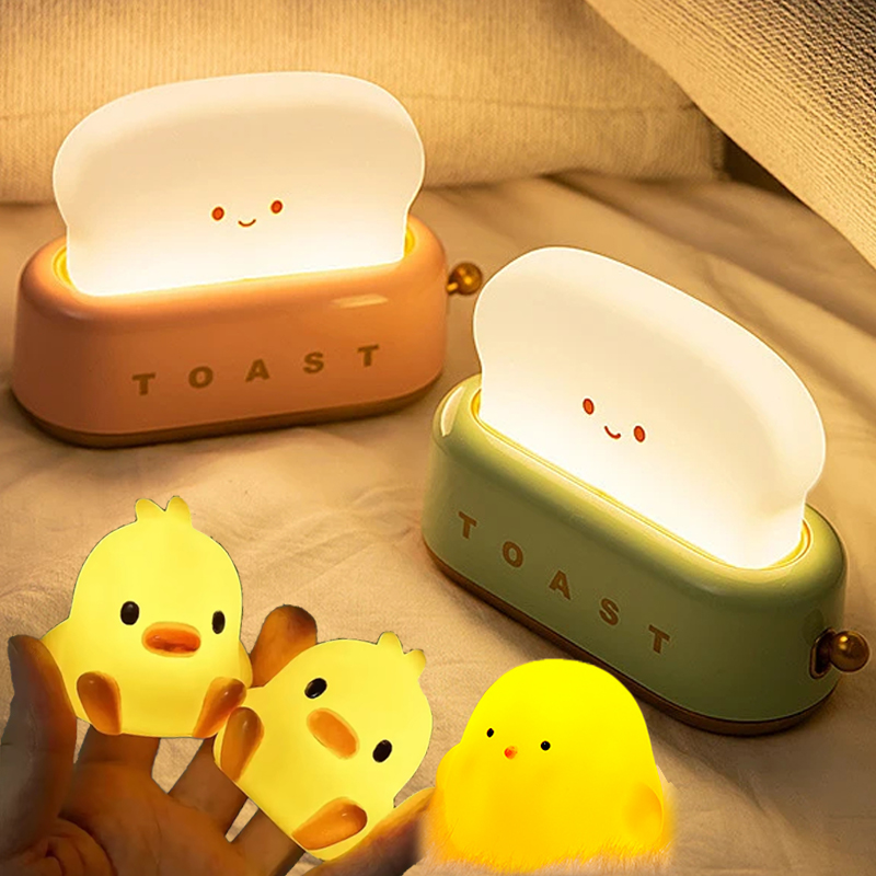 Yellow Desk Setup - ไฟกลางคืนการ์ตูนน่ารักสำหรับห้องนอนเด็ก, โคมไฟ LED รูปขนมปังปิ้ง/ลูกเจี๊ยบ/เป็ด, ใช้พลังงานจากแบตเตอรี่หรือแบบชาร์จได้, ของขวัญ